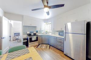 Kuchyňa alebo kuchynka v ubytovaní Make Mine Mesa - Full Property