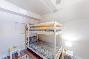 Poschodová posteľ alebo postele v izbe v ubytovaní Make Mine Mesa - Full Property