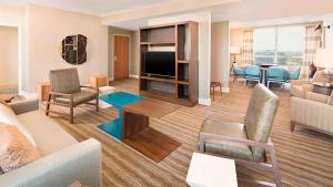 una sala de estar con un sofá y una mesa en The Westin Chicago North Shore, en Wheeling