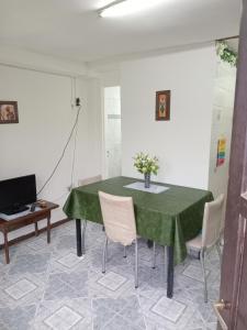 une salle à manger avec une table et des chaises vertes dans l'établissement Lupinos 2, à Ushuaia