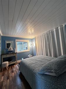 ein Schlafzimmer mit einem großen Bett und einem Fenster in der Unterkunft Beautiful Oceanview Retreat 2 Bedroom Home in Port Hadlock