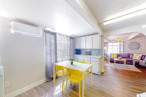 cocina y sala de estar con mesa y sillas amarillas en Make Mine Mesa - Unit B, en Mesa