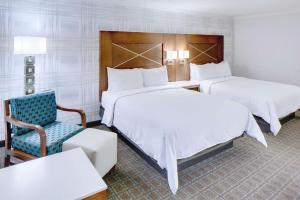 DoubleTree by Hilton Madison Downtown客房内的一张或多张床位