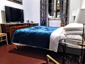 een hotelkamer met een bed en een televisie bij NIK Rooms in Rome