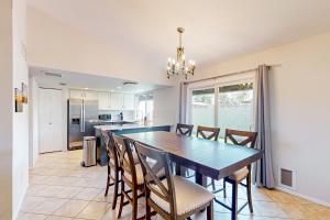 uma cozinha e sala de jantar com mesa e cadeiras em Valley of the Sun em Phoenix