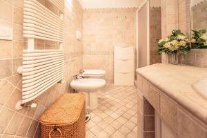a bathroom with a toilet and a sink at La Casa del Mirto in Palau