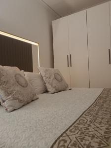 1 dormitorio con 1 cama con 2 almohadas y armario en Habitación Luxurious Gran Budha, en Oliva