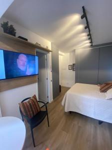 um quarto com 2 camas e uma televisão de ecrã plano em Studio São Paulo prox- PUC Allianz Park Esp Unimed 409WBE em São Paulo