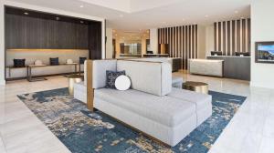 圣地亚哥DoubleTree by Hilton San Diego Del Mar的大堂内带沙发的客厅 更多37张照片