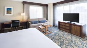 DoubleTree by Hilton San Diego Del Mar的电视和/或娱乐中心