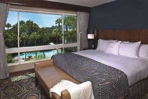 DoubleTree by Hilton San Diego Del Mar客房内的一张或多张床位
