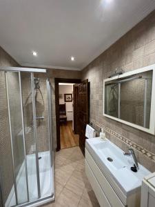 W łazience znajduje się wanna, umywalka i prysznic. w obiekcie Apartamento El rincón del Gato w mieście Santillana del Mar
