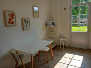 Habitación con mesa, sillas y ventana en Le Briquet d'Artois en Domqueur