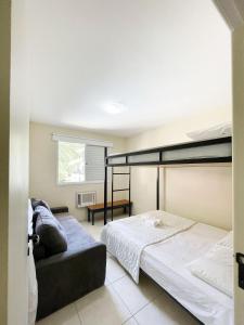 - une chambre avec 2 lits superposés et un canapé dans l'établissement Residencial Porto da Brava, à Florianópolis