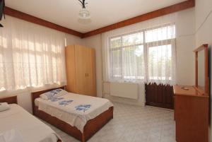 um quarto com 2 camas e uma janela em PINAR OTEL em Amasra