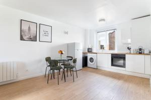 a kitchen and dining room with a table and chairs at Lille - Bel Appartement Cosy et Lumineux in Lille +2 photos