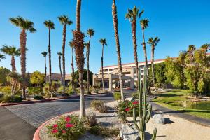 O grădină în afara DoubleTree by Hilton Golf Resort Palm Springs