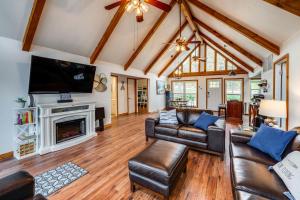 uma sala de estar com mobiliário de couro e uma lareira em Versatile Home with Deck and Grill, 1 Mi to Lake! em Pottsboro