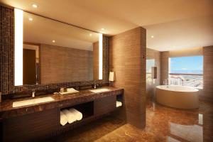Koupelna v ubytování DoubleTree by Hilton Melaka