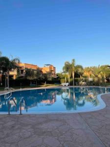 una grande piscina con alberi ed edifici sullo sfondo di Splendide « Duplex » à Atlas Golf Resort a Marrakech