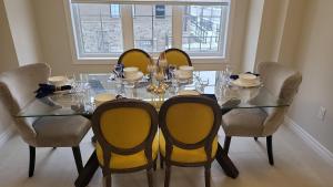 a dining room with a glass table and chairs at PLEASANT ROOM in Milton