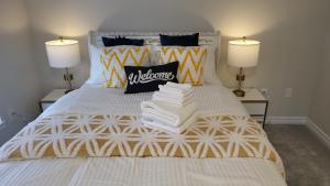 Un dormitorio con una cama blanca con toallas. en PLEASANT ROOM, en Milton