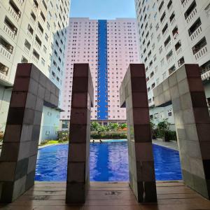 Kolam renang di atau dekat dengan Apartemen Green Pramuka City by BOBOLELAP