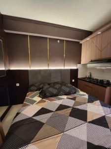 Katil atau katil-katil dalam bilik di Apartemen Green Pramuka City by BOBOLELAP