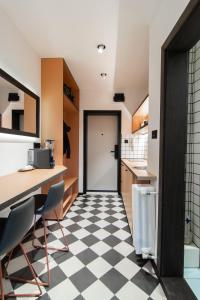 - une cuisine avec un sol en damier noir et blanc dans l'établissement Dimov Center Apartment, à Skopje