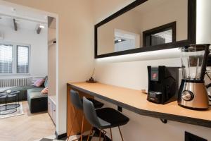 une salle avec un comptoir et un mixeur sur une table dans l'établissement Dimov Center Apartment, à Skopje