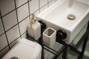une salle de bain avec toilettes et lavabo dans l'établissement Dimov Center Apartment, à Skopje 7 autres photos