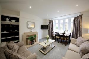 sala de estar con sofá y chimenea en Thornton House Apartments, Cambridge - FREE On-site Parking, en Girton