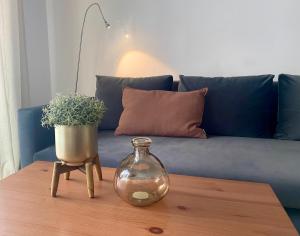 uma mesa com um vaso de vidro em cima de um sofá em Appartement les pieds dans l'eau em Mohammedia