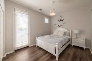 um quarto branco com uma cama e uma janela em Luxury Villa in Irvine Great Park 3 Bedrm 2 Bath em Irvine