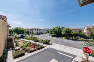 um sinal de stop no final de uma rua em Luxury Villa in Irvine Great Park 3 Bedrm 2 Bath em Irvine