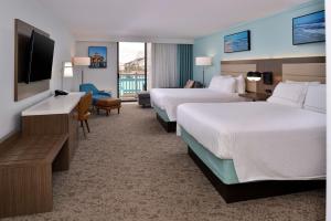 科珀斯克里斯蒂DoubleTree by Hilton Corpus Christi Beachfront的一间有两张床和一台平板电视的酒店房间