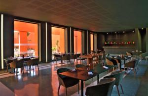 Doubletree By Hilton Ben Guerir Hotel & Residences的休息区