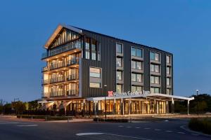 um edifício preto alto com estalagem de coeficiente akritica em Hilton Garden Inn Busselton em Busselton