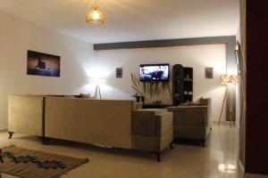 Dar Sarra في سوسة: غرفة معيشة مع أريكة وتلفزيون