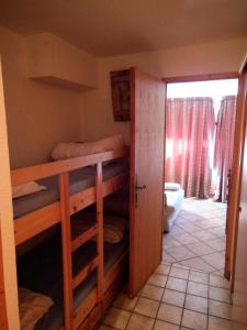 a room with bunk beds and a bathroom at Résidence Le Centre - 2 Pièces pour 5 Personnes MAE-4826 in Champagny-en-Vanoise