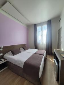 オランジュにあるHOTEL KYRIAD ORANGE Centre Ville - A7-A9 - 3 Etoiles - HOTEL DES PRINCES - Provence Alpes Côte d'Azur - Franceのベッドルーム(大型ベッド1台、窓付)