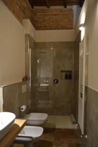 a bathroom with a shower and a toilet and a sink at Pagum Place in Torrita di Siena