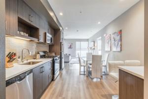 a kitchen and dining room with a table and chairs at New 2 Bedroom Modern Luxury Views WeHo in Los Angeles