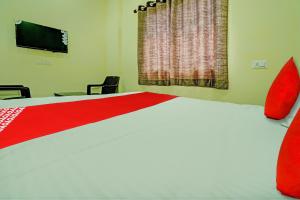 OYO Flagship Hotel Bliss Inn tesisinde bir odada yatak veya yataklar