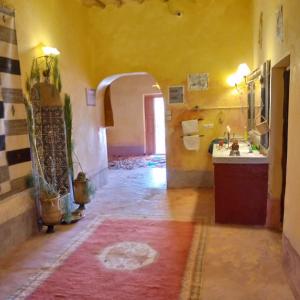 a large bathroom with a sink and a mirror at Dar adiafa dar asalam in Aït Benhaddou