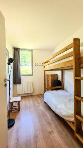 a bedroom with a bunk bed and a wooden floor at Résidence La Petite Ourse - 3 Pièces pour 6 Personnes 70 in Flaine