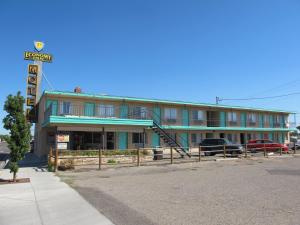 een gebouw met een bord ervoor bij Economy Inn Ontario in Ontario