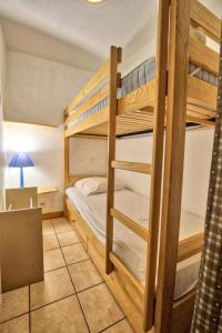 a bunk bed room with two bunk beds at Résidence Le Schuss 1 - 2 Pièces pour 6 Personnes 34 in Notre-Dame-de-Bellecombe