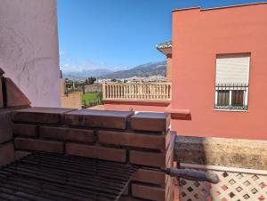 ceglana ściana na balkonie domu w obiekcie Viña Home w mieście Torre del Mar