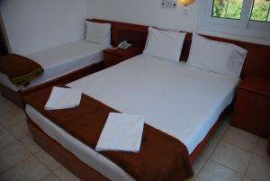 Postel nebo postele na pokoji v ubytování Hotel Smaragdi